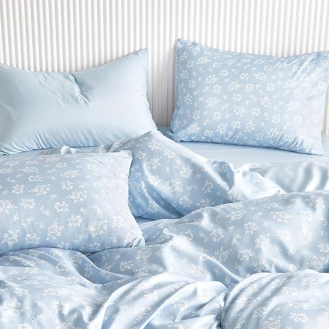 Wake In Cloud - Floral Comforter Set, Coquette Cottagecore Aesthetic Flower Shabby Chic Pattern for Women Teen Girls, Soft Lightweight Bedding, 3 Pieces, Light Blue, Queen Size