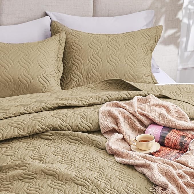 Love's cabin California King Size Quilt Bedding Set Camel Bedspread - Cal King Summer Lightweight Bedspread Comforter - Wave Pattern Coverlet for All Season - 3 Pieces (1 Quilt, 2 Pillow Shams)