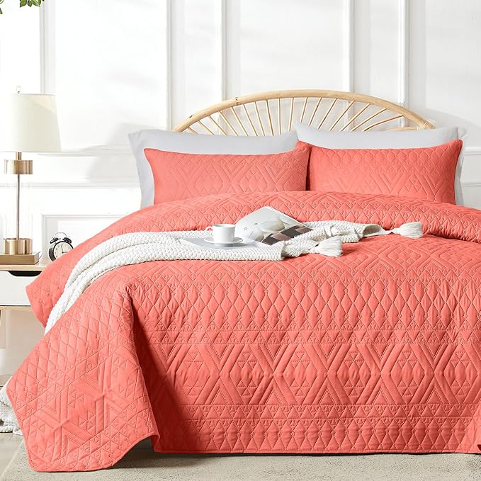 akkialla King/Cal King Size Quilt Bedding Set,Coral Lightweight Microfiber Soft Bedspread,Modern Style Geometric Pattern Coverlet Set for All Seasons,3 Piece(1 Quilt,2 Pillow Shams)
