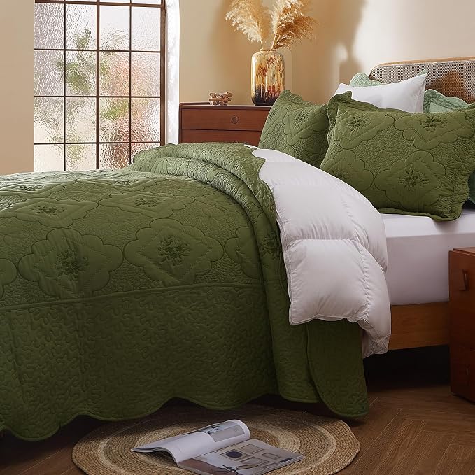 Cmfshape Floral Embroidery Quilt Set,3 Pieces Queen Quilt Bedding Set,Classic Diamond Pattern Quilts,Ultra Soft Lightweight Reversible Bedspread Coverlets for All Season(Olive Green,90"x90")