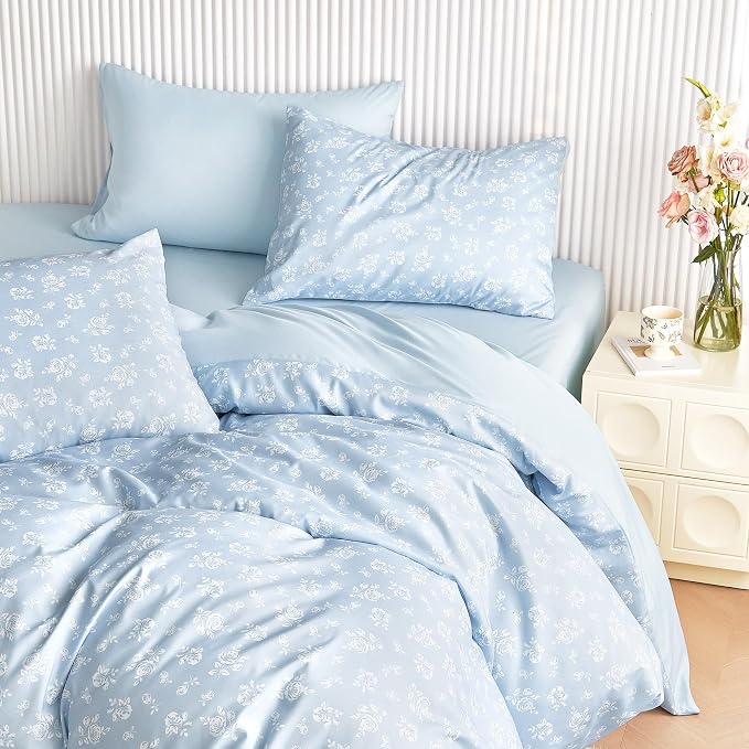 Wake In Cloud - Floral Comforter Set, Coquette Cottagecore Aesthetic Flower Shabby Chic Pattern for Women Teen Girls, Soft Lightweight Bedding, 3 Pieces, Light Blue, Full Size