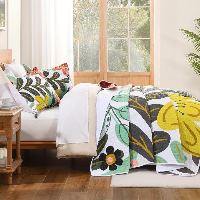 California King Quilt, Cal King Oversized Green Floral Bedspread | 3 Pieces White Boho Summer Flower Botanical Summer Bedspreads with 2 Shams, Reversible Polyester for All Seasons, 112"x104"