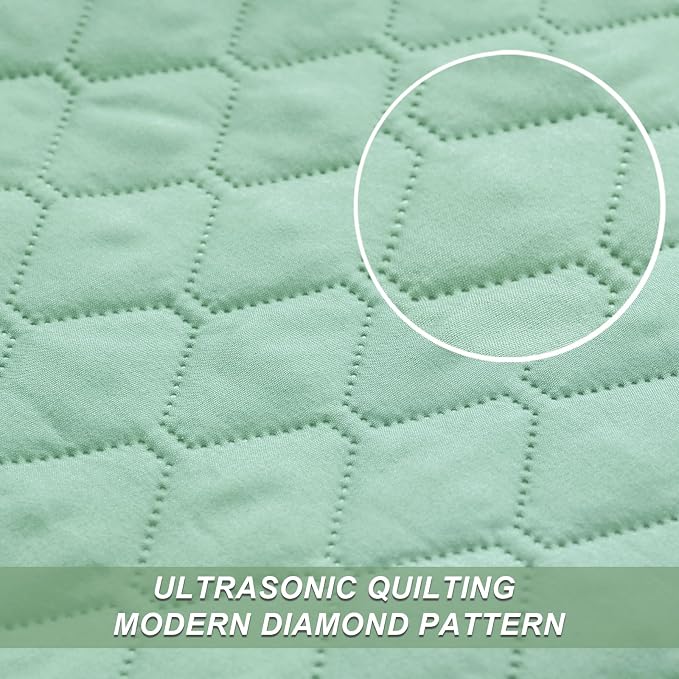 Exclusivo Mezcla Reversible California King Quilt Set, Light Green | Lightweight Bedspreads with 2 Pillow Shams, Soft Microfiber, All Season Bed Coverlets for Bedroom Guest Room, 112x104 Inch