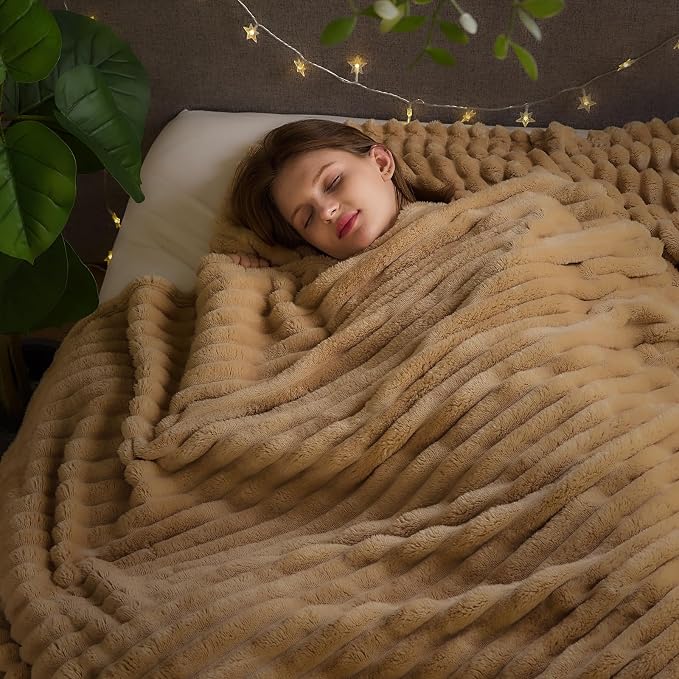 NEWCOSPLAY Fleece Ribbed Cozy King Blanket for Couch, Brown, 90"x110" | Premium Silky Flannel Blanket, Soft Lightweight Fluffy Throw Blanket for Bed Sofa Decor, Gift for All Season Use