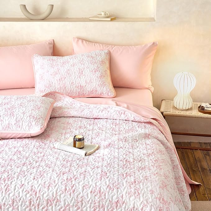 Wake In Cloud - Floral Quilt Set, Shabby Chic Coquette Cottagecore Vintage Flower for Women Teen Girls, Reversible Lightweight Bedspread Coverlet, 3 Pieces, Pink, Queen/Full Size