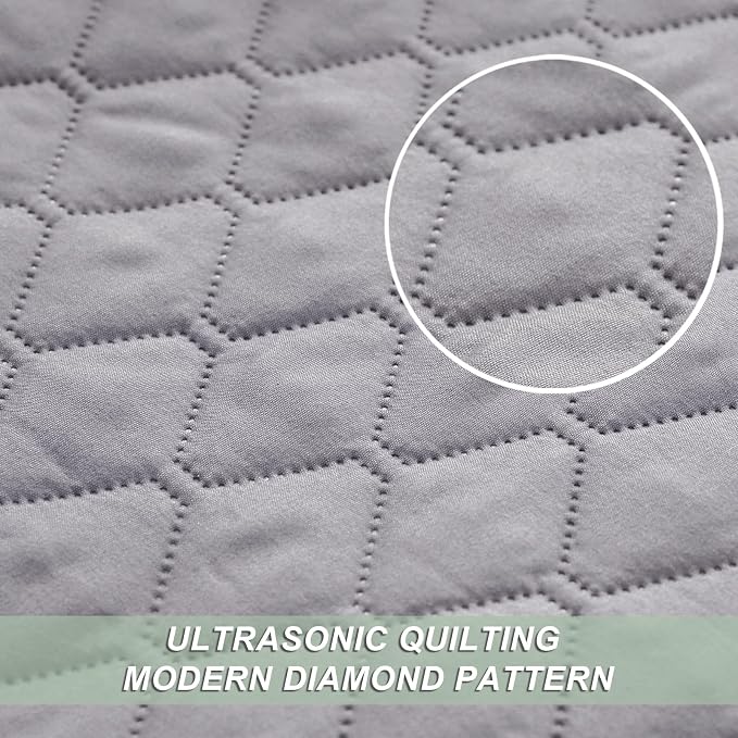 Exclusivo Mezcla Reversible California King Quilt Set, Light Grey | Lightweight Bedspreads with 2 Pillow Shams, Soft Microfiber, All Season Bed Coverlets for Bedroom Guest Room, 112x104 Inch