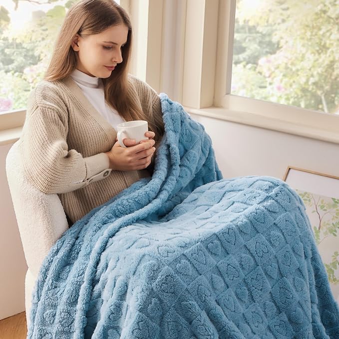 NEWCOSPLAY 3D Heart Checkered Flannel Throw Blanket, Blue Heart, 50"x70" | Super Soft Cute Lightweight Decorative Premium Silky Fleece Blanket for Couch Sofa Bed, Gift for Women Men, All Season Use