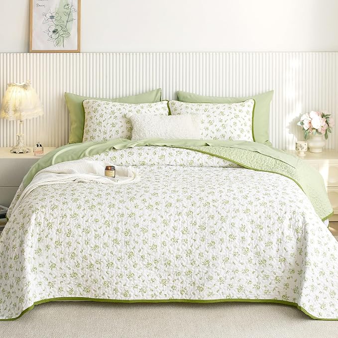 Wake In Cloud - Floral Quilt Set, Coquette Cottagecore Shabby Chic Flower Pattern for Women Teen Girls, Reversible Lightweight Bedspread Coverlet, 3 Pieces, White Green, Twin/Twin XL Size