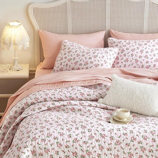 Wake In Cloud - Floral Quilt Set, Coquette Cottagecore Shabby Chic Flower Pattern for Women Teen Girls, Reversible Lightweight Bedspread Coverlet, 3 Pieces, Pink, Twin/Twin XL Size