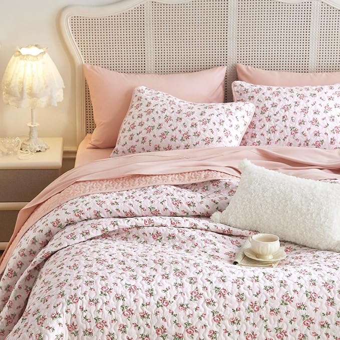 Wake In Cloud - Floral Quilt Set, Coquette Cottagecore Shabby Chic Flower Pattern for Women Teen Girls, Reversible Lightweight Bedspread Coverlet, 3 Pieces, Pink, Queen/Full Size
