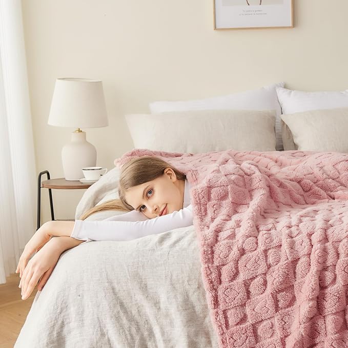 NEWCOSPLAY 3D Heart Checkered Flannel Queen Blanket, Pink Heart, 90"x90" | Super Soft Cute Lightweight Decorative Premium Silky Fleece Blanket for Couch Sofa Bed, Gift for Women Men, All Season Use