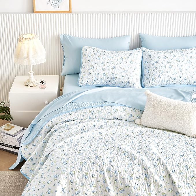 Wake In Cloud - Floral Quilt Set, Coquette Cottagecore Shabby Chic Flower Pattern for Women Teen Girls, Reversible Lightweight Bedspread Coverlet, 3 Pieces, White Blue, King Size
