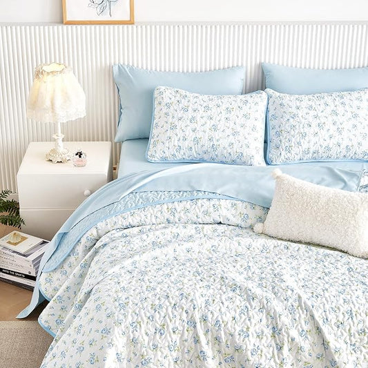 Wake In Cloud - Floral Quilt Set, Coquette Cottagecore Shabby Chic Flower Pattern for Women Teen Girls, Reversible Lightweight Bedspread Coverlet, 3 Pieces, White Blue, Queen/Full Size