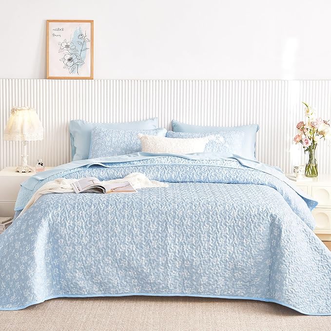 Wake In Cloud - Floral Quilt Set, Coquette Cottagecore Shabby Chic Flower Pattern for Women Teen Girls, Reversible Lightweight Bedspread Coverlet, 3 Pieces, Light Blue, Twin/Twin XL Size