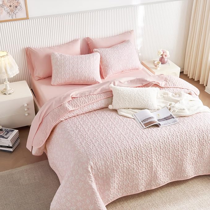 Wake In Cloud - Floral Quilt Set, Coquette Cottagecore Shabby Chic Flower Pattern for Women Teen Girls, Reversible Lightweight Bedspread Coverlet, 3 Pieces, Light Pink, Queen/Full Size