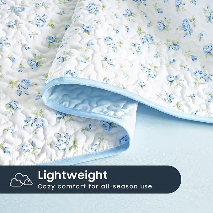 Wake In Cloud - Floral Quilt Set, Coquette Cottagecore Shabby Chic Flower Pattern for Women Teen Girls, Reversible Lightweight Bedspread Coverlet, 3 Pieces, White Blue, King Size