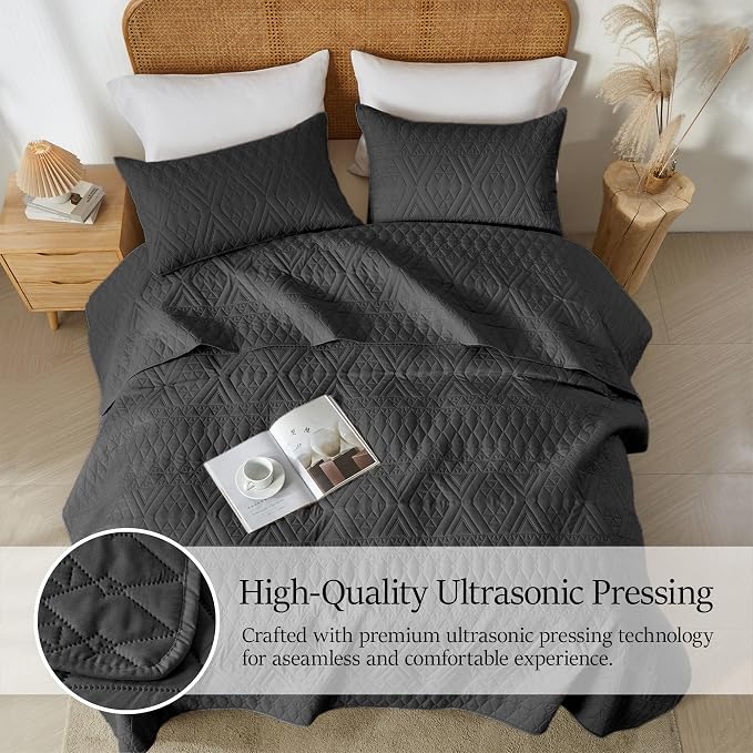 akkialla King/Cal King Size Quilt Bedding Set,Black Lightweight Microfiber Soft Bedspread,Modern Style Geometric Pattern Coverlet Set for All Seasons,3 Piece(1 Quilt,2 Pillow Shams)