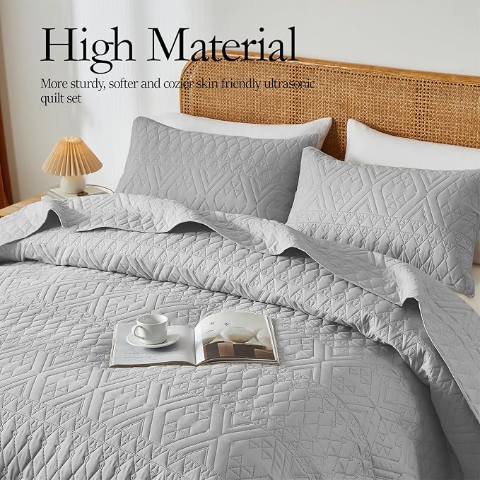 akkialla Full/Queen Size Quilt Bedding Set,Light Grey Lightweight Microfiber Soft Bedspread,Modern Style Geoetric Pattern Coverlet Set for All Seasons,3 Piece(1 Quilt,2 Pillow Shams)
