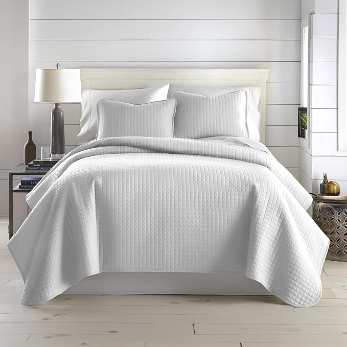 Southshore Fine Living, Inc. Queen Quilt Set, Full Size Bedspread with 2 Matching Pillow Shams, Soft Microfiber Lightweight Quilts, Queen Size Coverlet, Easy Care Quilted Bedding, Light Grey Quilt