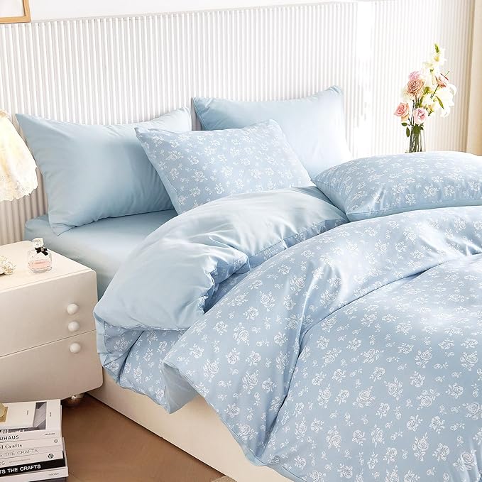 Wake In Cloud - Floral Comforter Set, Coquette Cottagecore Aesthetic Flower Shabby Chic Pattern for Women Teen Girls, Soft Lightweight Bedding, 3 Pieces, Light Blue, Full Size