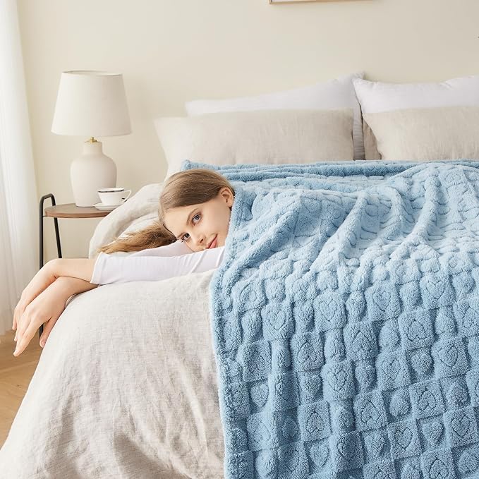 NEWCOSPLAY 3D Heart Checkered Flannel Throw Blanket, Blue Heart, 50"x70" | Super Soft Cute Lightweight Decorative Premium Silky Fleece Blanket for Couch Sofa Bed, Gift for Women Men, All Season Use