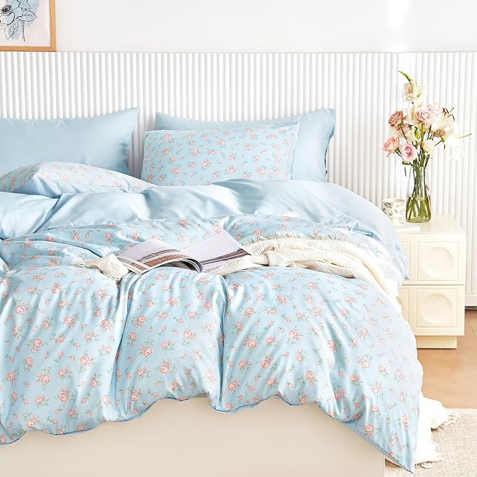 Wake In Cloud - Floral Comforter Set, Coquette Cottagecore Aesthetic Flower Shabby Chic Pattern for Women Teen Girls, Soft Lightweight Bedding, 3 Pieces, Blue Pink, Queen Size
