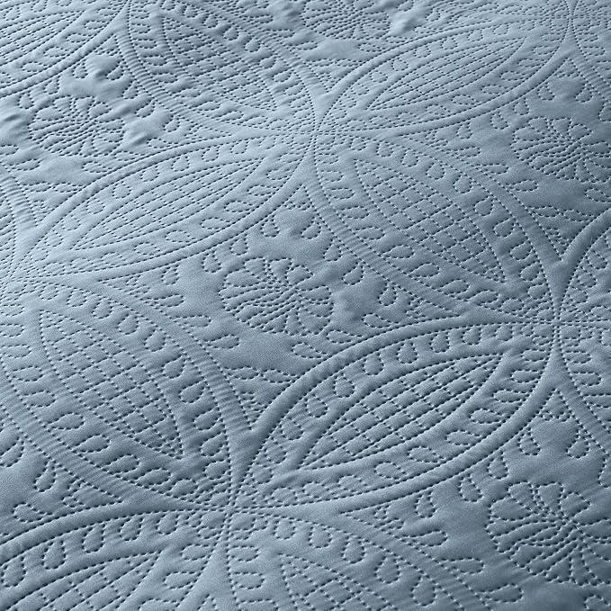 akkialla 118"x106" Dusty Blue California King Quilt Set, Oversized Floor-Length Bedspread, Modern Coin Pattern Microfiber Coverlet, 3-Piece All Season Bedding with 2 Pillow Shams