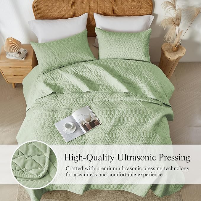 akkialla King/Cal King Size Quilt Bedding Set,Sage Green Lightweight Microfiber Soft Bedspread,Modern Style Geometric Pattern Coverlet Set for All Seasons,3 Piece(1 Quilt,2 Pillow Shams)