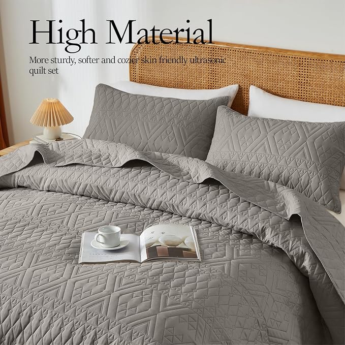 akkialla King/Cal King Size Quilt Bedding Set,Dark Grey Lightweight Microfiber Soft Bedspread,Modern Style Geometric Pattern Coverlet Set for All Seasons,3 Piece(1 Quilt,2 Pillow Shams)