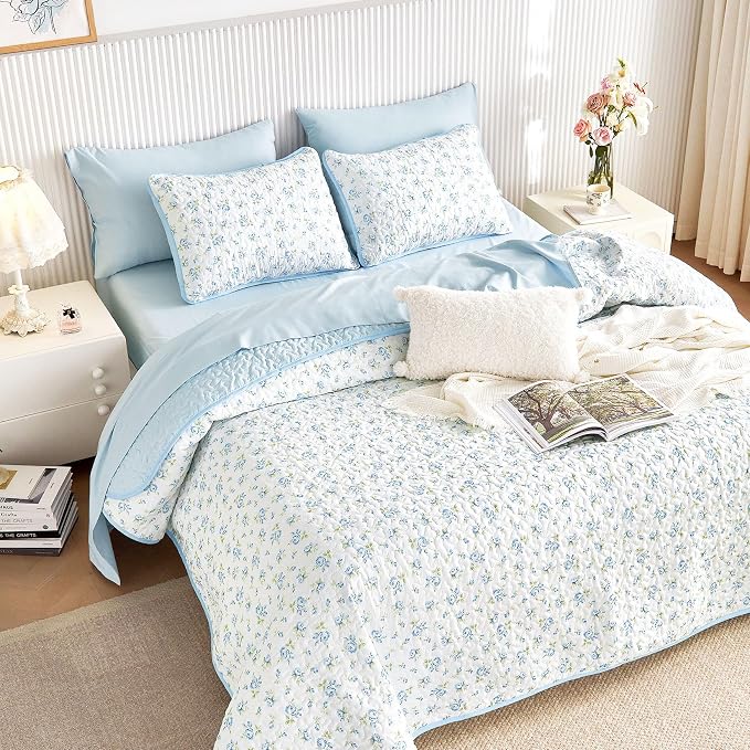 Wake In Cloud - Floral Quilt Set, Coquette Cottagecore Shabby Chic Flower Pattern for Women Teen Girls, Reversible Lightweight Bedspread Coverlet, 3 Pieces, White Blue, King Size