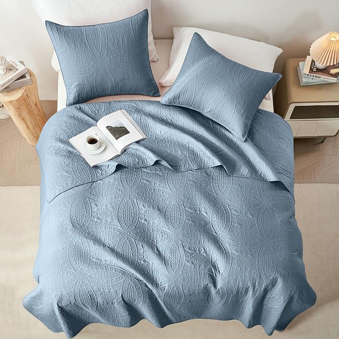 akkialla 118"x106" Dusty Blue California King Quilt Set, Oversized Floor-Length Bedspread, Modern Coin Pattern Microfiber Coverlet, 3-Piece All Season Bedding with 2 Pillow Shams