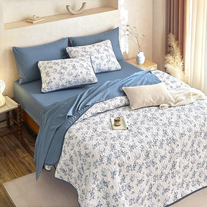 Wake In Cloud - Floral Quilt Set, Shabby Chic Coquette Cottagecore Vintage Flower for Women Teen Girls, Reversible Lightweight Bedspread Coverlet, 3 Pieces, Dark Blue, Twin/Twin XL Size