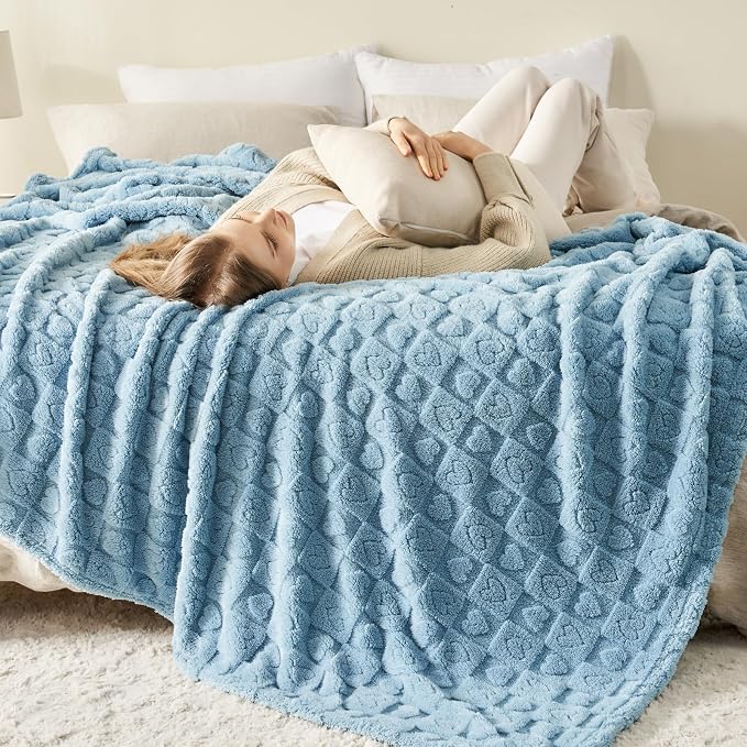NEWCOSPLAY 3D Heart Checkered Flannel Twin Blanket, Blue Heart, 60"x80" | Super Soft Cute Lightweight Decorative Premium Silky Fleece Blanket for Couch Sofa Bed, Gift for Women Men, All Season Use