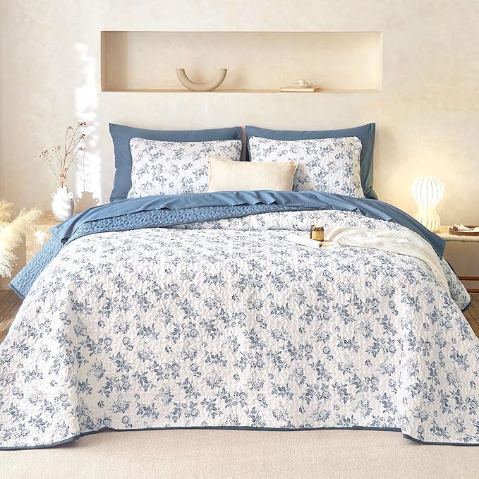 Wake In Cloud - Floral Quilt Set, Shabby Chic Coquette Cottagecore Vintage Flower for Women Teen Girls, Reversible Lightweight Bedspread Coverlet, 3 Pieces, Dark Blue, Twin/Twin XL Size