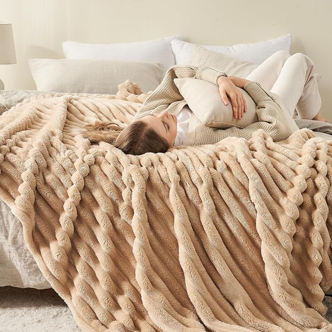 NEWCOSPLAY Fleece Ribbed Cozy King Blanket for Couch, Brown, 90"x110" | Premium Silky Flannel Blanket, Soft Lightweight Fluffy Throw Blanket for Bed Sofa Decor, Gift for All Season Use