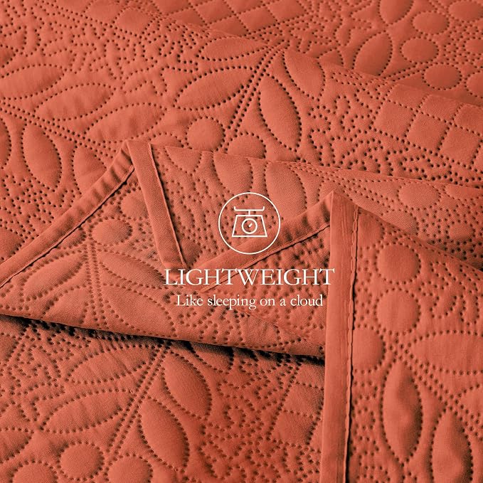 FLYMME Full Queen Quilt Bedding Set,Lightweight Burnt Orange Bedspreads,Vintage Olive Leaf Design,Ultra Soft Microfiber Bed Coverlet 3 Pieces for All-Season (1 Quilt,2 Shams)