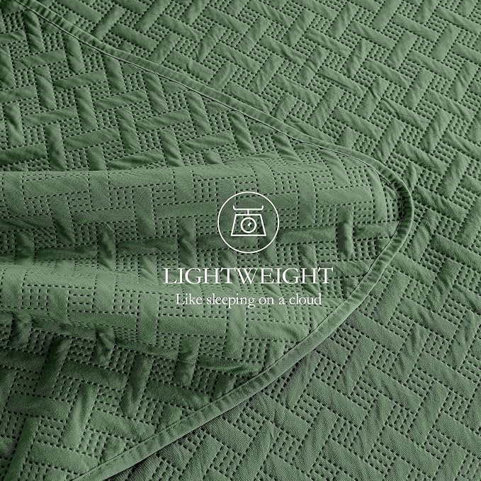 FLYMME King Size Quilt Bedding Set Olive Green Lightweight Bedspreads for Summer,Modern Style Geometric Weave Stripe Pattern,Soft Microfiber Bed Coverlet 3 Pieces (1 Quilt, 2 Shams)