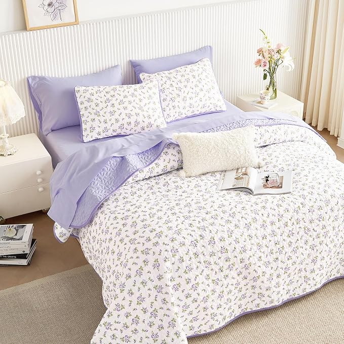 Wake In Cloud - Floral Quilt Set, Coquette Cottagecore Shabby Chic Flower Pattern for Women Teen Girls, Reversible Lightweight Bedspread Coverlet, 3 Pieces, White Purple, Queen/Full Size