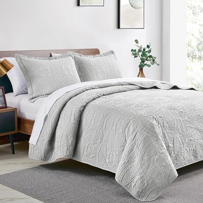 Love's cabin King Size Quilt Bedding Set Light Grey Bedspreads - Bed Summer Lightweight Bedspread Comforter - Coin Pattern Bedding Coverlet for All Season - 3 Pieces (1 Quilt, 2 Pillow Shams)