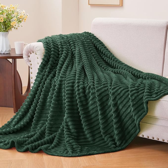 BEDELITE 3D Ribbed Emerald Green Fleece Twin Blanket for Couch, 60x80 Inch | Soft Warm Fluffy Blanket for Bed Sofa College Dorm Room Decor, Luxury Cozy Plush Birthday Gifts for Women Girls, Lightweight