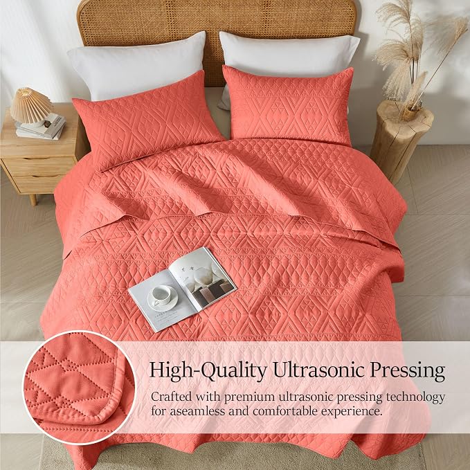 akkialla King/Cal King Size Quilt Bedding Set,Coral Lightweight Microfiber Soft Bedspread,Modern Style Geometric Pattern Coverlet Set for All Seasons,3 Piece(1 Quilt,2 Pillow Shams)