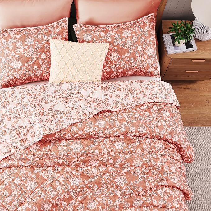 BLOOMHAVEN King Quilt Set-3 Pieces Soft Bedding Floral Reversible Coverlet | All Seasons Lightweight Quilts Queen Size for Bed, Breathable Vintage Bedspread with Shams, Clay Pink