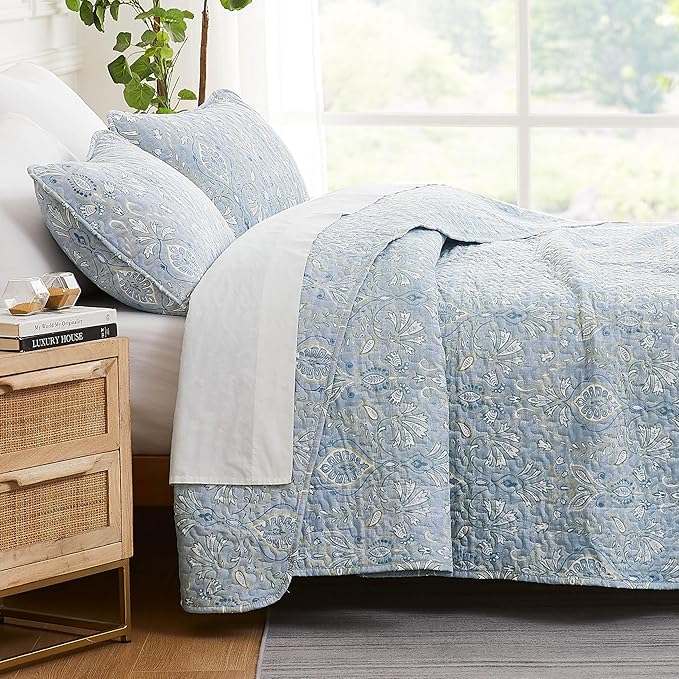 Southshore Fine Living, Inc. Farmhouse Quilts Queen Size, Quilt Bedding Set, Lightweight Coverlet Bedspread Full Size, 3-Piece Boho Quilt Set with Two Matching Pillow Shams, Full/Queen, Blue Paisley