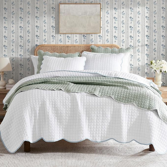 WDCOZY White King Size Quilt Bedding Set, Blue Scalloped Farmhouse Country Rustic Lightweight Soft Coverlet for All Season, Cute Cozy Kantha Pick Stitch Bedspread, 2 Pillow Shams