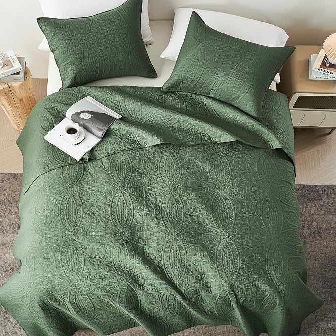 akkialla King Quilt Bedding Set,Olive Green Ultrasonic King/Cal King Quilt Set,Lightweight Soft Bedspread Coverlet,Modern Style Coin Pattern Bed Cover for All Seasons,3 Piece(1 Quilt,2 Pillow Shams)