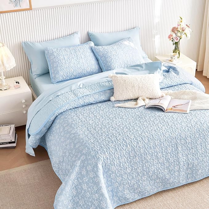 Wake In Cloud - Floral Quilt Set, Coquette Cottagecore Shabby Chic Flower Pattern for Women Teen Girls, Reversible Lightweight Bedspread Coverlet, 3 Pieces, Light Blue, Queen/Full Size