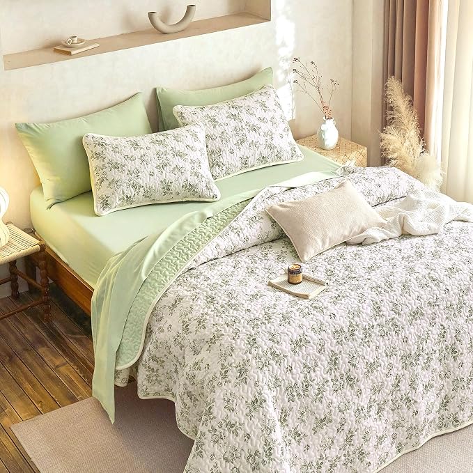 Wake In Cloud - Floral Quilt Set, Shabby Chic Coquette Cottagecore Vintage Flower for Women Teen Girls, Reversible Lightweight Bedspread Coverlet, 3 Pieces, Sage Green, Queen/Full Size