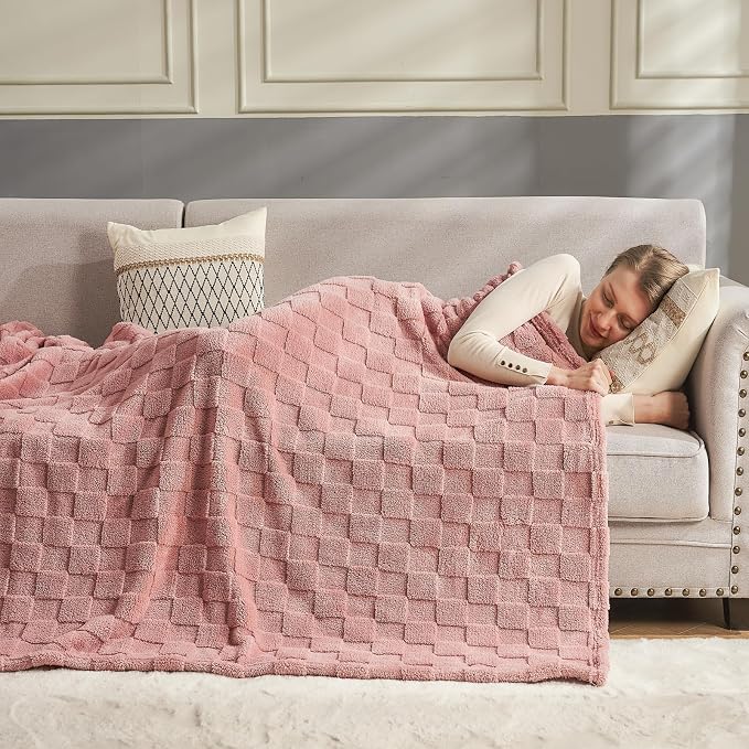 NEWCOSPLAY 3D Checkered Flannel Throw Blanket, Pink Checkered, 50"x70" | Super Soft Cute Lightweight Decorative Premium Silky Fleece Blanket for Couch Sofa Bed, Gift for Women Men, All Season Use