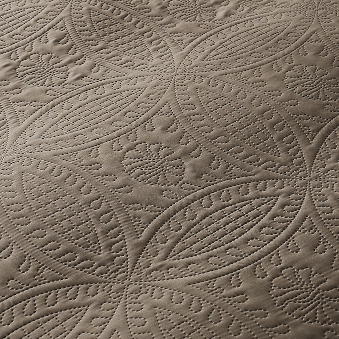 akkialla 118"x106" Mocha Brown California King Quilt Set, Oversized Floor-Length Bedspread, Modern Coin Pattern Microfiber Coverlet, 3-Piece All Season Bedding with 2 Pillow Shams