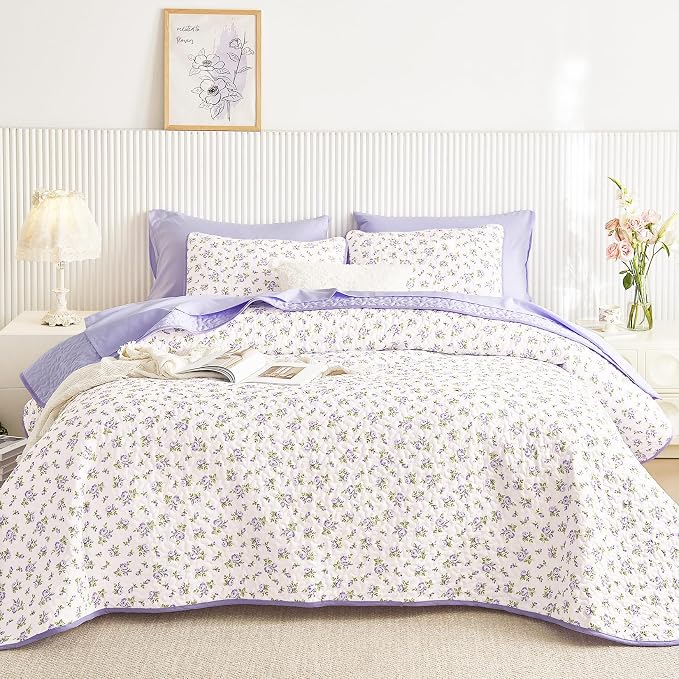 Wake In Cloud - Floral Quilt Set, Coquette Cottagecore Shabby Chic Flower Pattern for Women Teen Girls, Reversible Lightweight Bedspread Coverlet, 3 Pieces, White Purple, Queen/Full Size